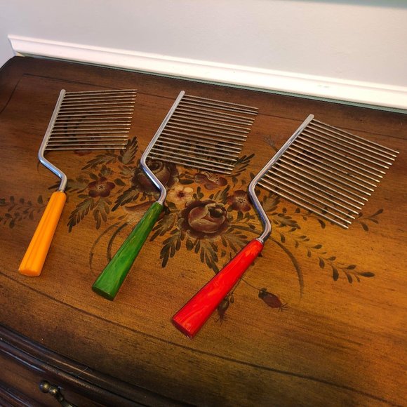 Kitchen | Mcm Bakelite Red Green Butterscotch Cake Breakers Lot Of 3 ...